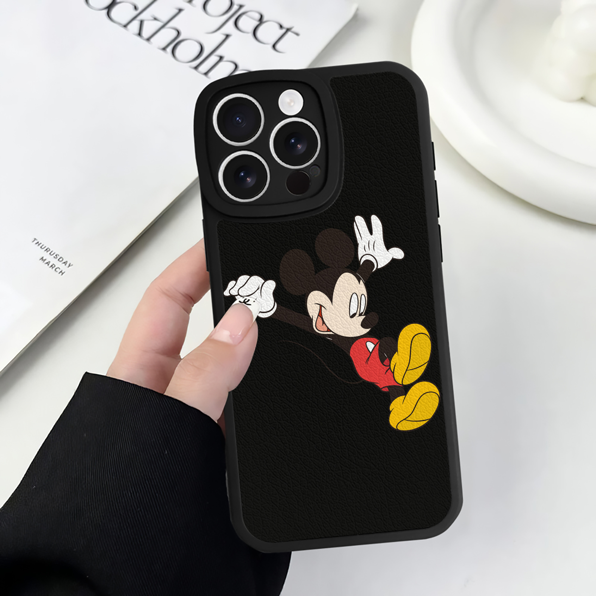 （画像用） ミッキーマウス Mickey Mouse 【iPhone 16シリーズ対応】シリコンスマホケース（レザー調） 材質：シリコン